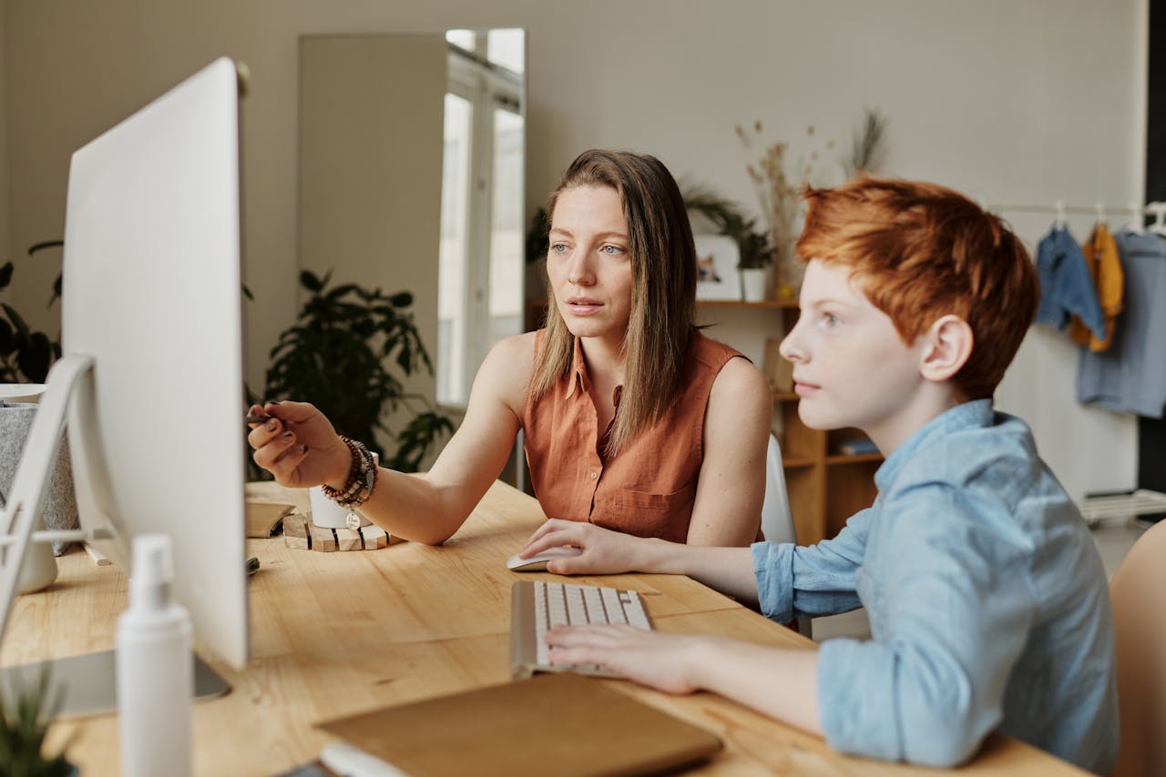 Parent et adolescent discutant de l'orientation scolaire